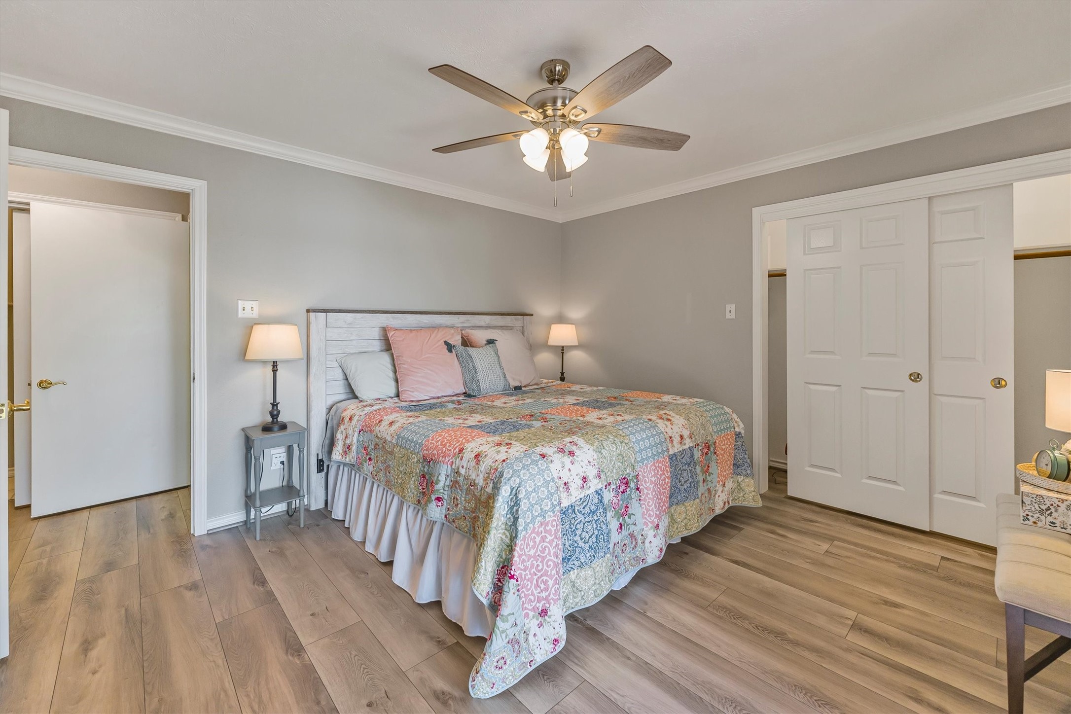 123 Palisade Circle Huntsville, TX 77320 - Photo 29 of 50 a bedroom with a large bed and a ceiling fan