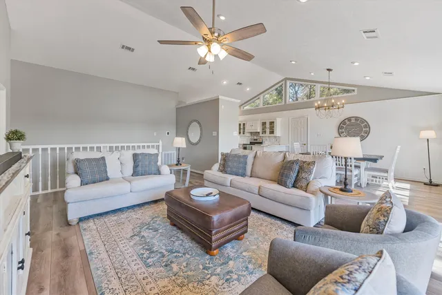 $719,200 | 123 Palisade Circle, Huntsville, TX 77320