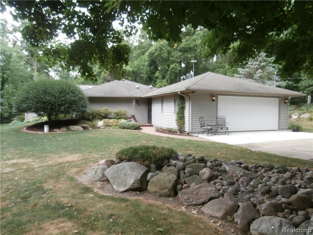 2860 Lyons Road Owosso, MI 48867 - Photo 4 of 41 3.JPG