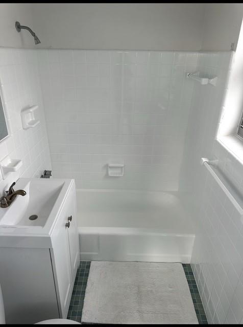 1900 South Ocean Drive, Unit 712 Fort Lauderdale, FL 33316 - Photo 15 of 25 a bathroom with a tub sink and a mirror