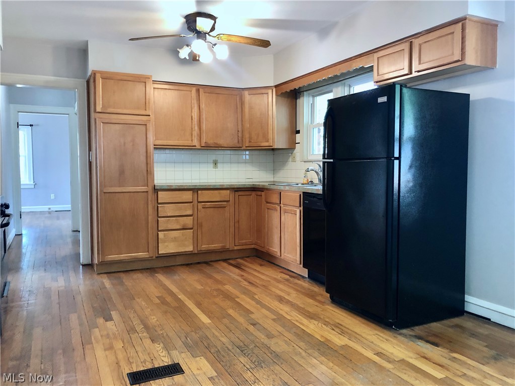 111 Sunset Road Avon Lake, OH 44012 - Photo 12 of 35 Maple Cabinets & Tile Backsplash