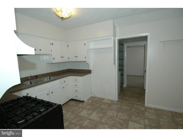 255 Burrs Road Burlington, NJ 08016 - Photo 3 of 14 Kitchen