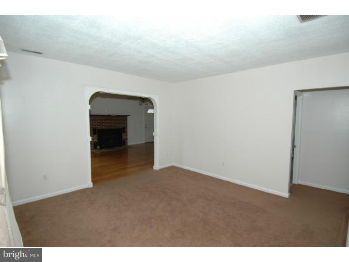 255 Burrs Road Burlington, NJ 08016 - Photo 4 of 14 Living Room