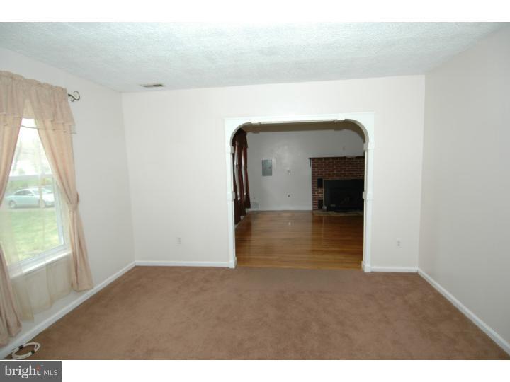 255 Burrs Road Burlington, NJ 08016 - Photo 5 of 14 Living Room