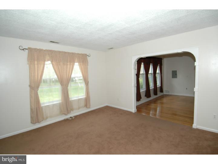 255 Burrs Road Burlington, NJ 08016 - Photo 6 of 14 Living Room
