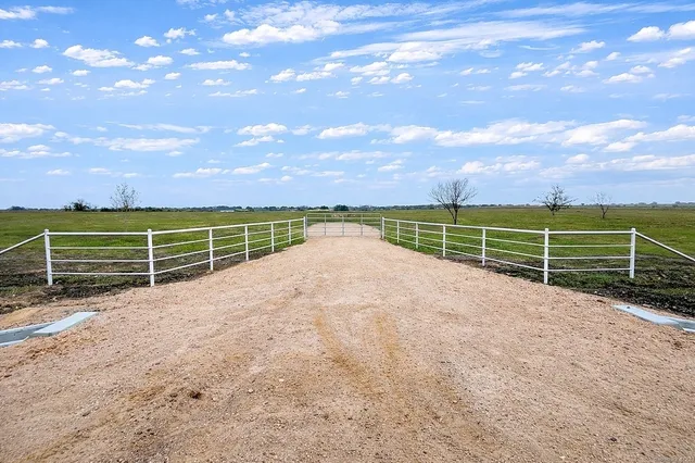 a view of a yard with a house