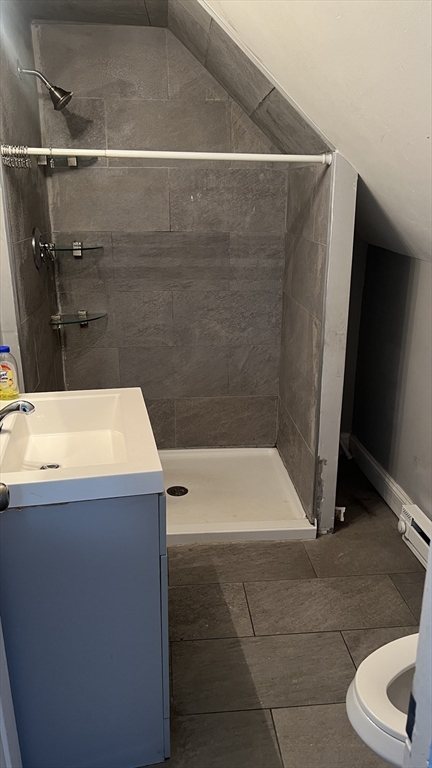 12.5 Benefit Street, Unit 2 Worcester, MA 01610 - Photo 7 of 10 a bathroom with a bathtub