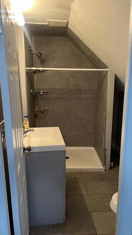 12.5 Benefit Street, Unit 2 Worcester, MA 01610 - Photo 8 of 10 a bathroom with a bathtub