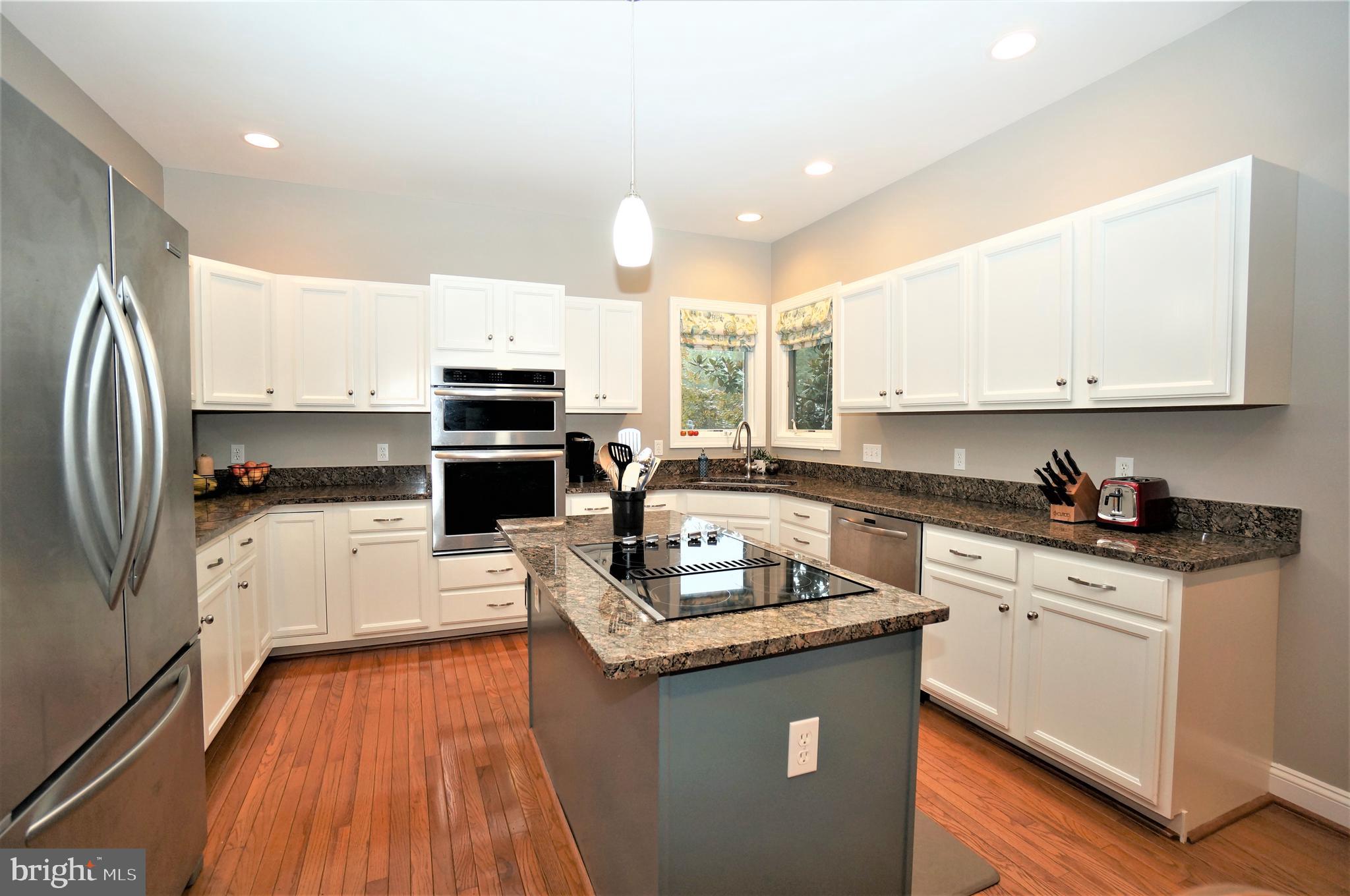 5096 Jericho Road Columbia, MD 21044 - Photo 13 of 37 Kitchen with Oak Flooring, Granite, SS Appls