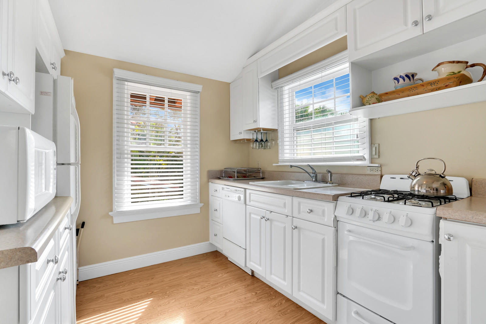 229 9th Street West Palm Beach, FL 33401 - Photo 46 of 67 Cottage kitchen