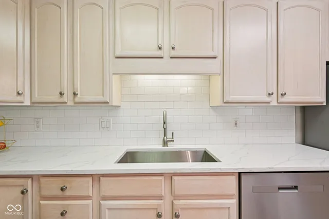 $295,000 | 8690 Jaffa Ct W Drive, Unit 31, Indianapolis, IN 46260