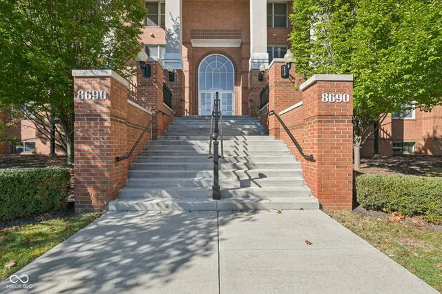 $295,000 | 8690 Jaffa Ct W Drive, Unit 31, Indianapolis, IN 46260