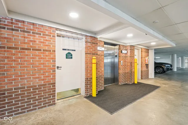 $295,000 | 8690 Jaffa Ct W Drive, Unit 31, Indianapolis, IN 46260