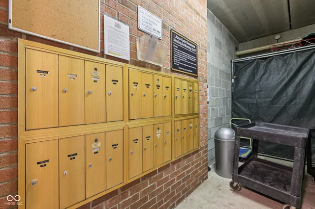 $295,000 | 8690 Jaffa Ct W Drive, Unit 31, Indianapolis, IN 46260