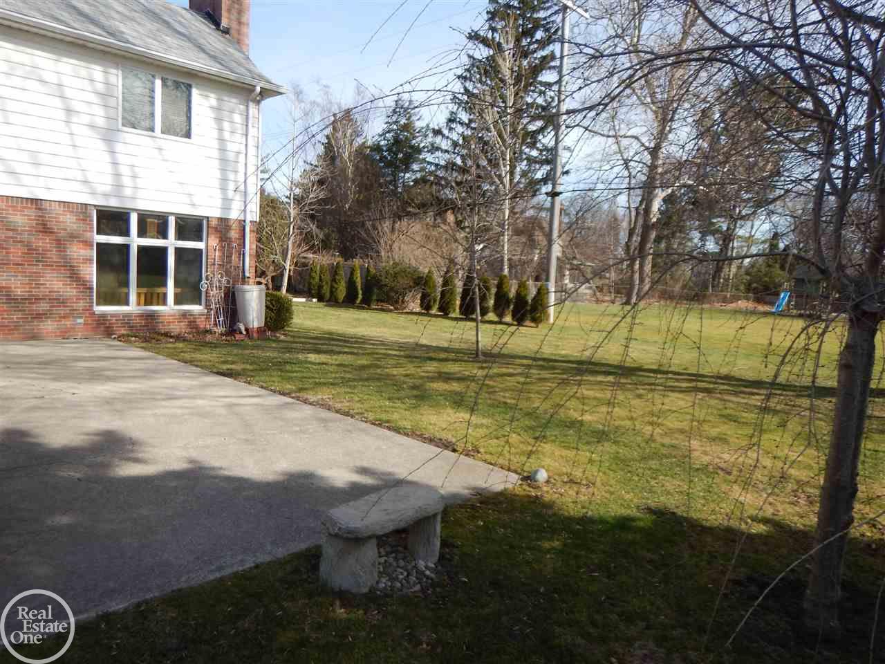 1008 Bedford Road Grosse Pointe, MI 48230 - Photo 42 of 47 31318447-41.JPG
