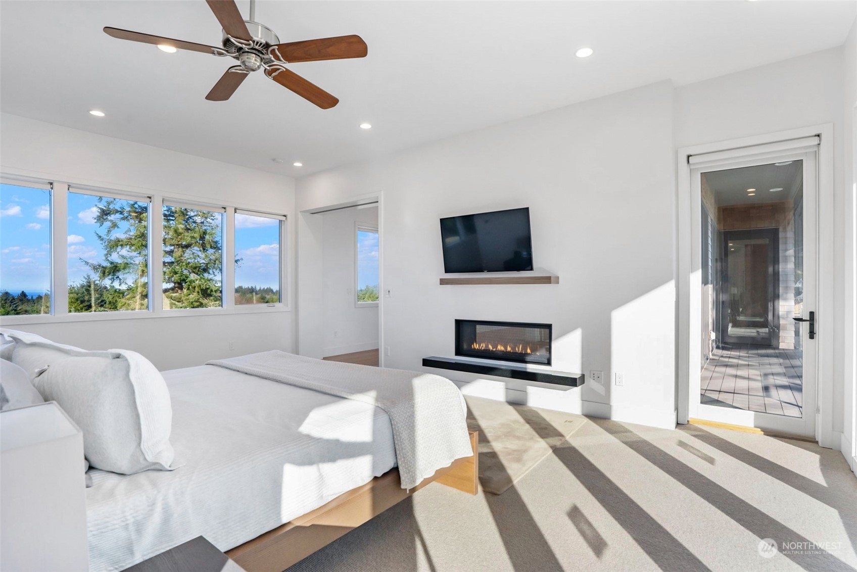 3010 Lighthouse Keepers Road Ilwaco, WA 98624 - Photo 18 of 38 a living room with furniture and a flat screen tv