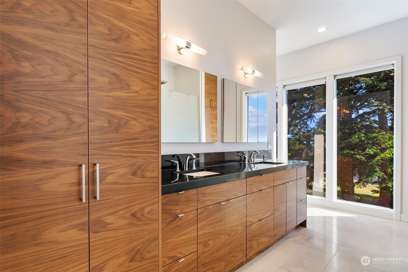 3010 Lighthouse Keepers Road Ilwaco, WA 98624 - Photo 21 of 38 a kitchen with stainless steel appliances a sink and cabinets