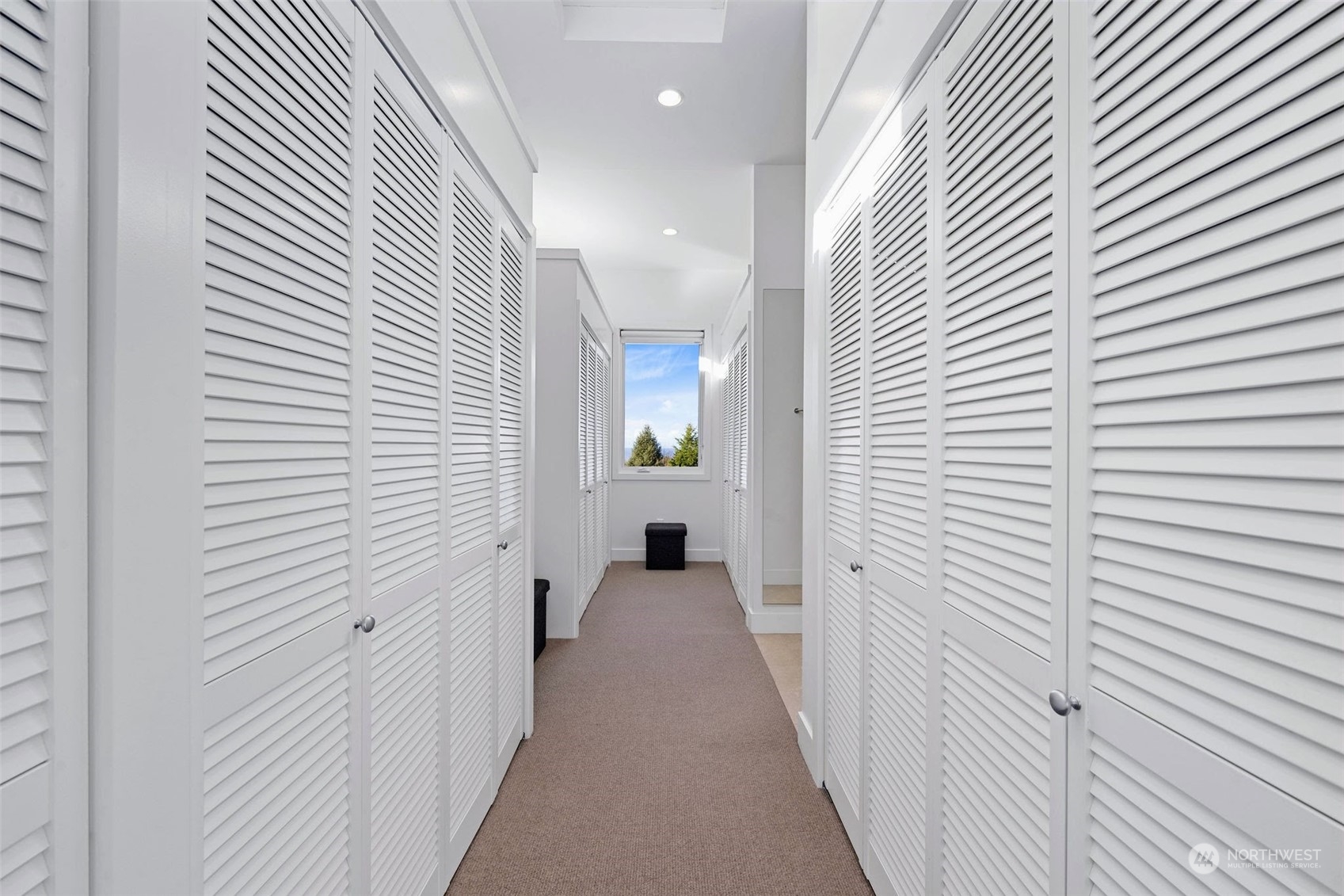 3010 Lighthouse Keepers Road Ilwaco, WA 98624 - Photo 23 of 38 a view of a hallway with a white walls