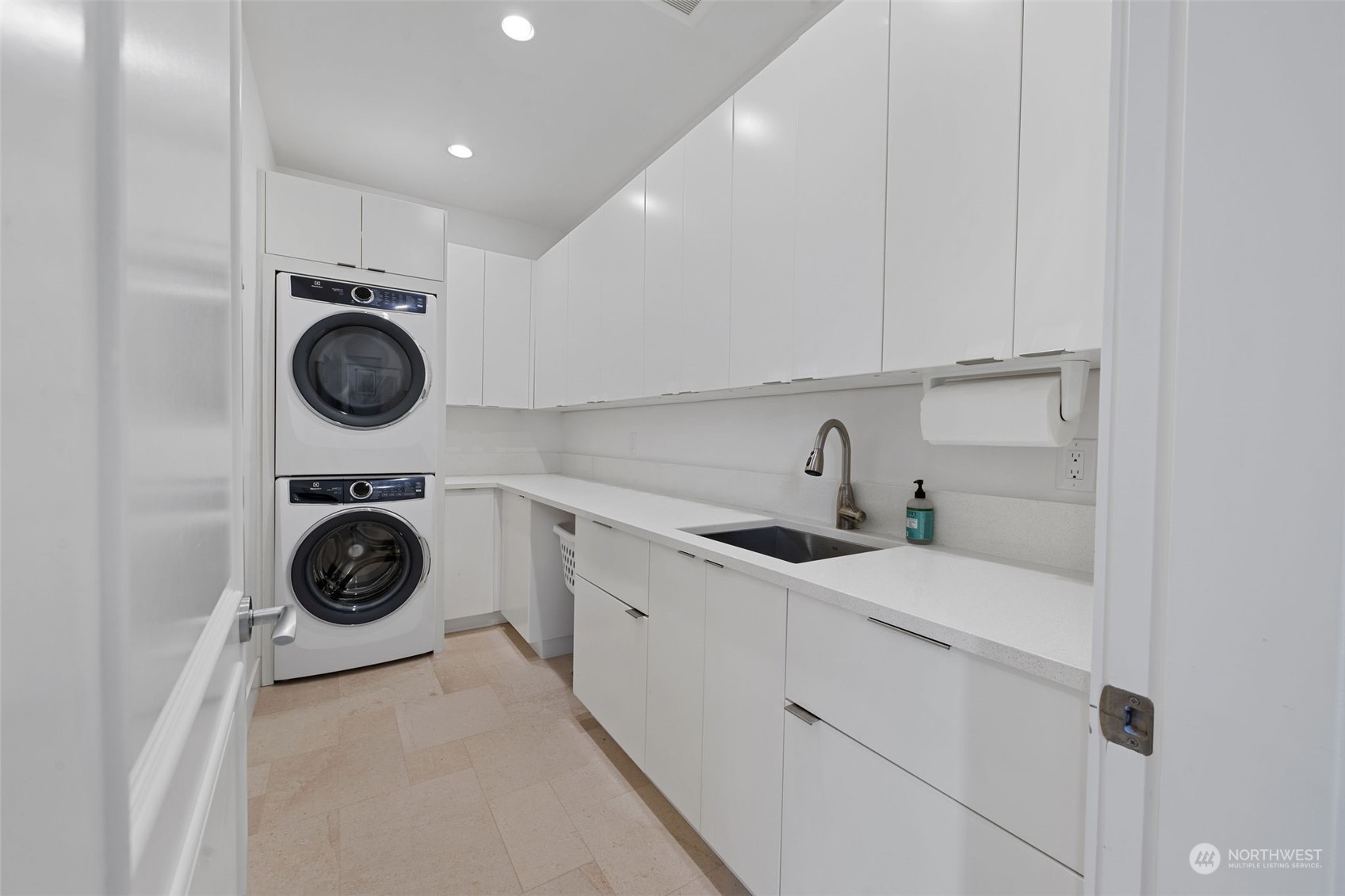 3010 Lighthouse Keepers Road Ilwaco, WA 98624 - Photo 31 of 38 a utility room with sink dryer and washer
