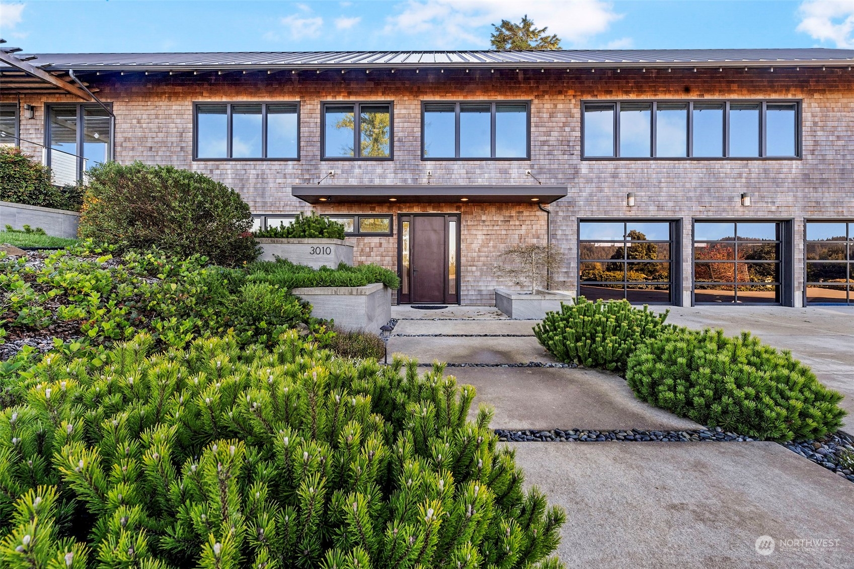 3010 Lighthouse Keepers Road Ilwaco, WA 98624 - Photo 4 of 38 a front view of a house with garden