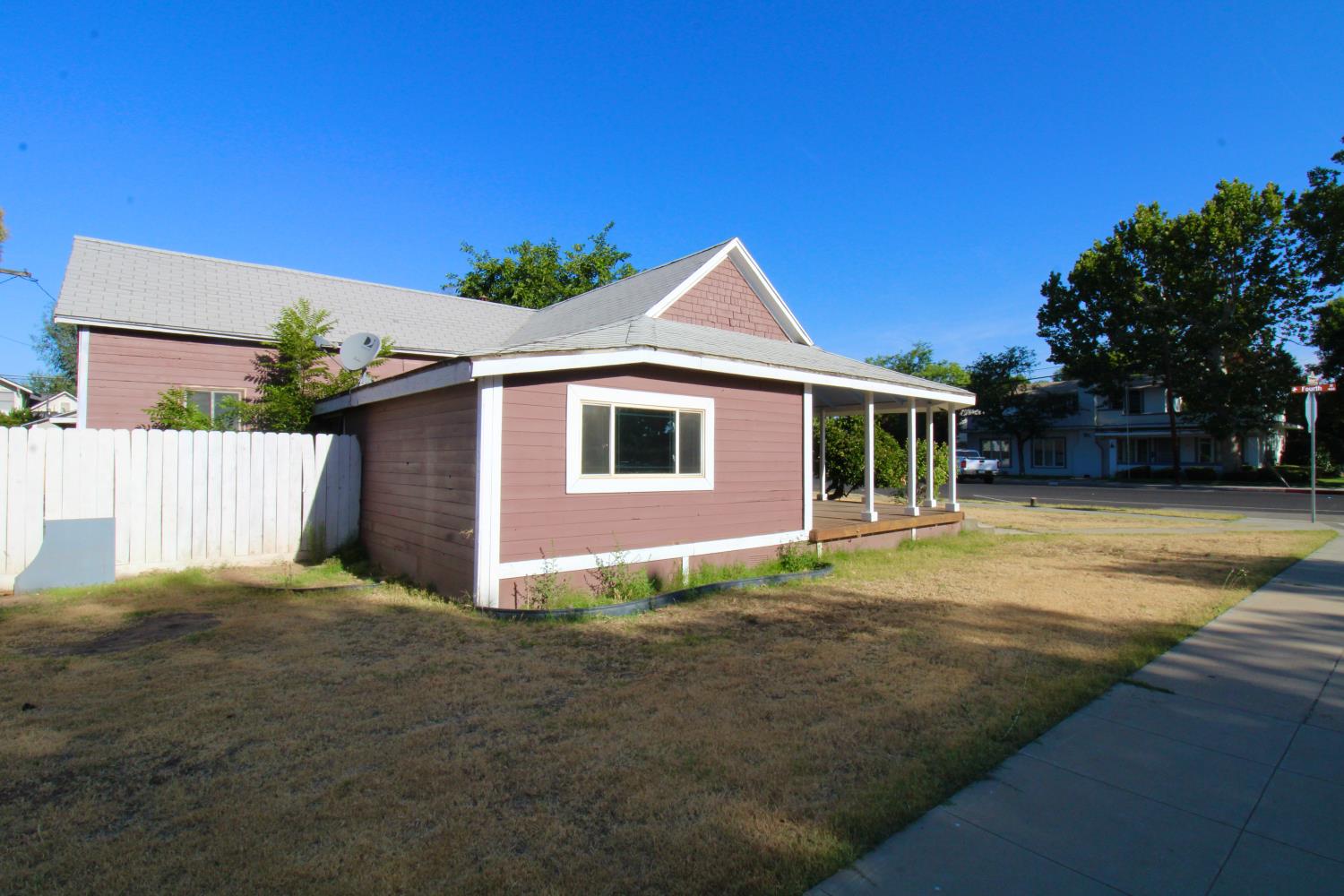 432 4th Street Clovis, CA 93612 - Photo 3 of 47