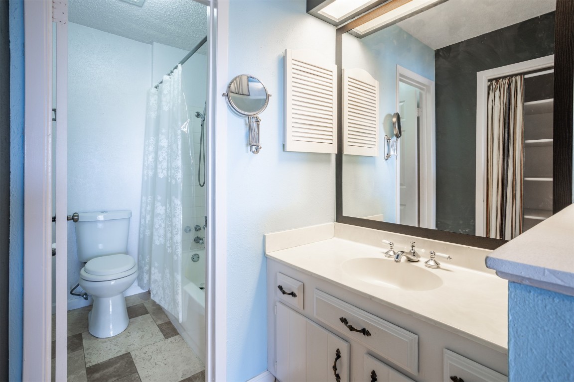 1720 Timber Ridge Drive Austin, TX 78741 - Photo 12 of 30 Bathroom in master bedroom