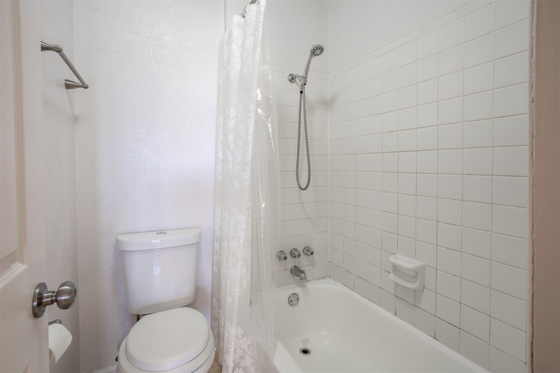 1720 Timber Ridge Drive Austin, TX 78741 - Photo 13 of 30 Bathroom in master with tub