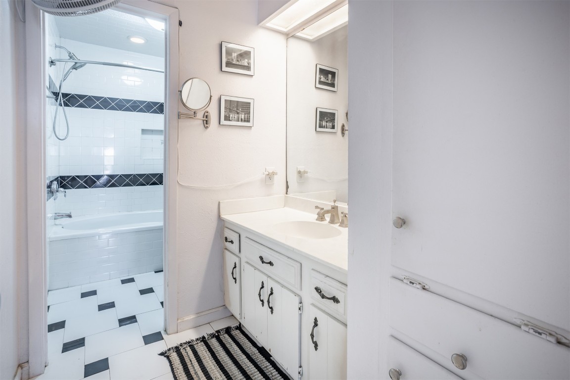 1720 Timber Ridge Drive Austin, TX 78741 - Photo 17 of 30 Bathroom in hallway for the other two bedrooms to share