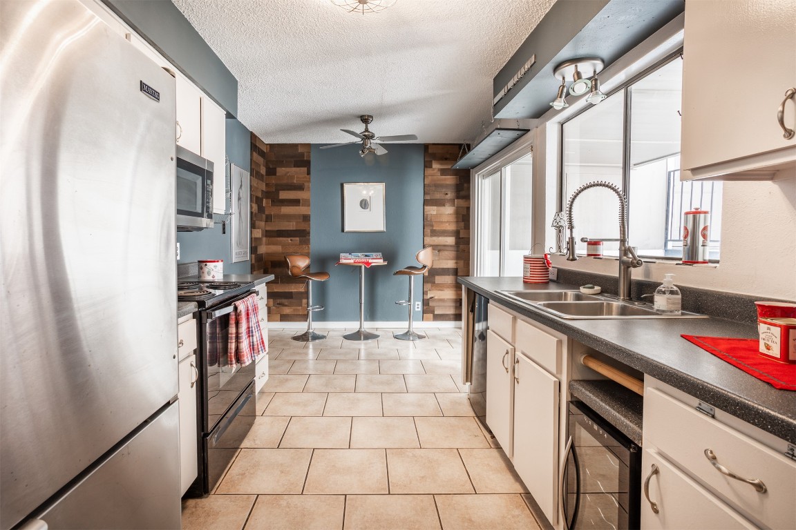 1720 Timber Ridge Drive Austin, TX 78741 - Photo 5 of 30 Nice Kitchen with a private courtyard for a coffee in the morning with sliding doors to the courtyard
