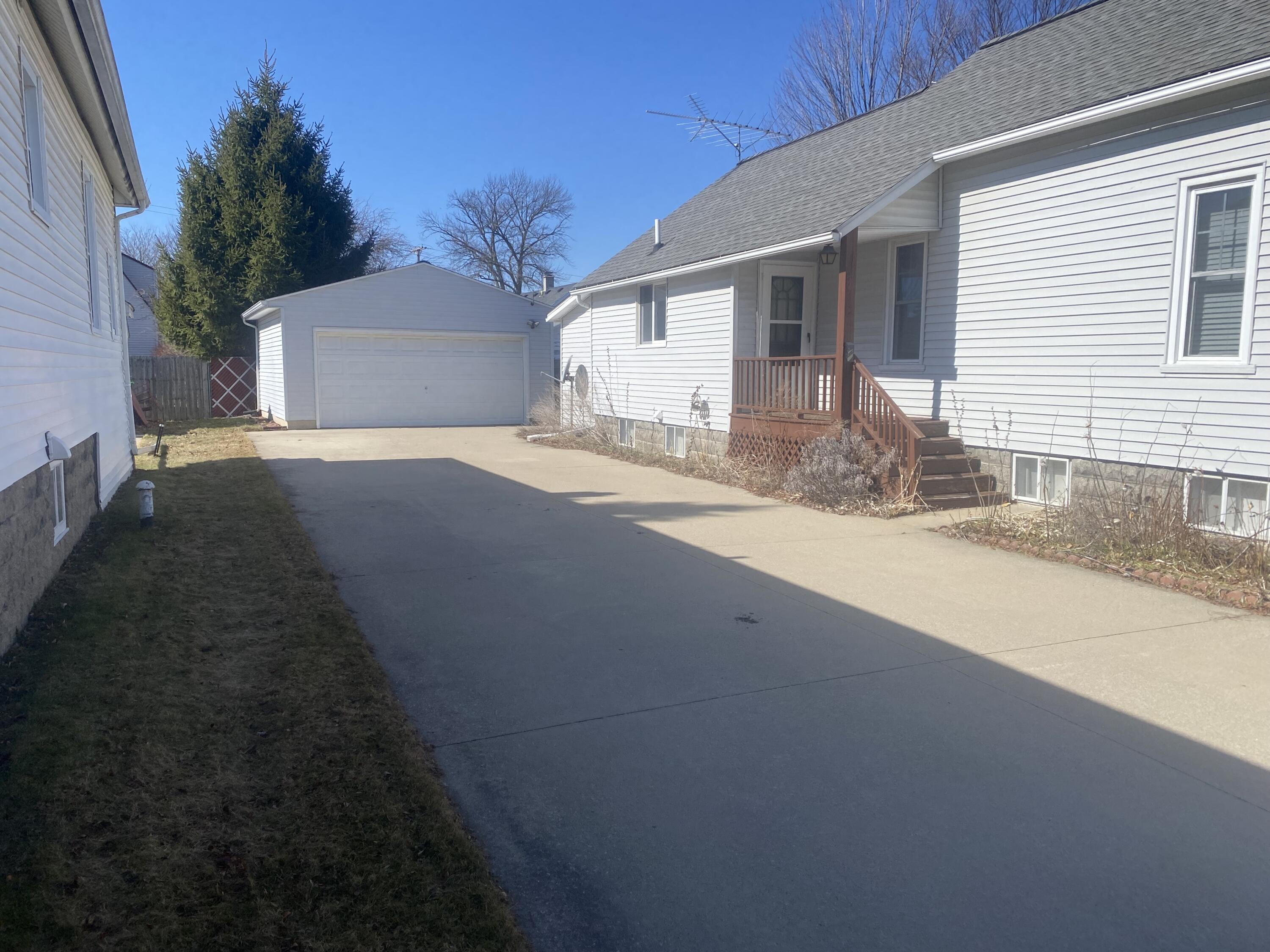 720 South Sherman Street Bay City, MI 48708 - Photo 4 of 19 IMG_4445