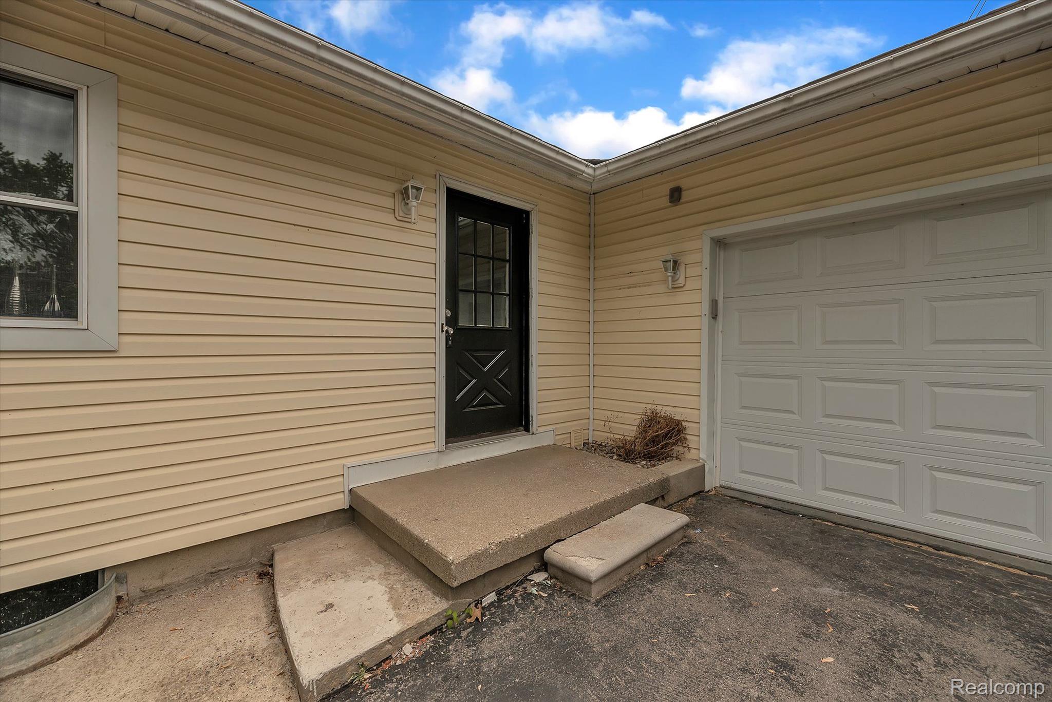 2485 Ruth Drive Fenton, MI 48430 - Photo 2 of 54 Gallery Image 2