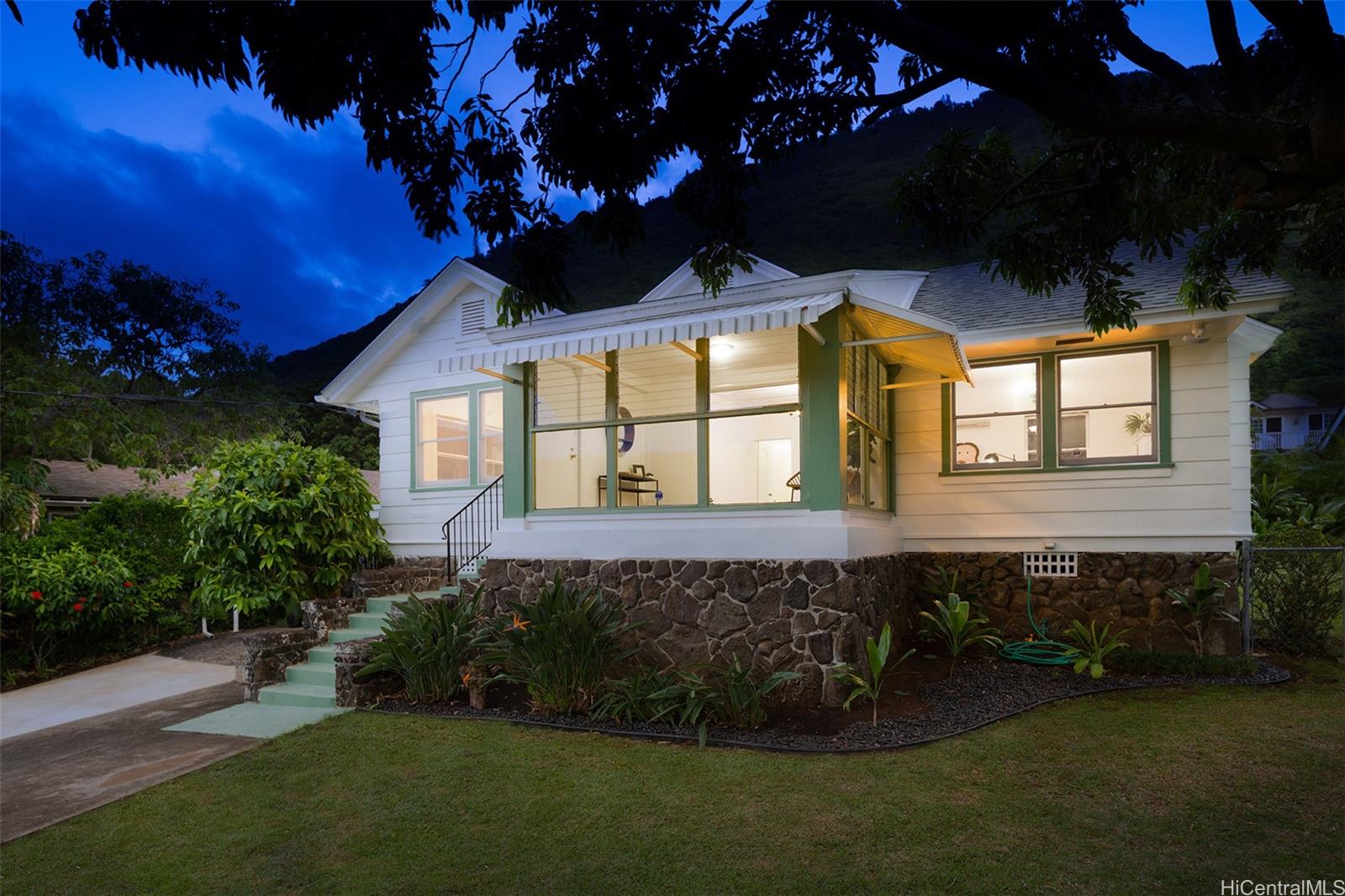 3044 Manoa Road Honolulu, HI 96822 - Photo 1 of 1 a front view of a house with a garden