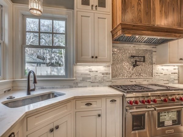 39 Roslyn Road Newton, MA 02468 - Photo 4 of 27