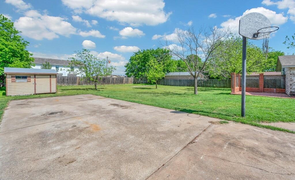 216 Texas Avenue Hewitt, TX 76643 - Photo 28 of 32 a view of a volley ball court