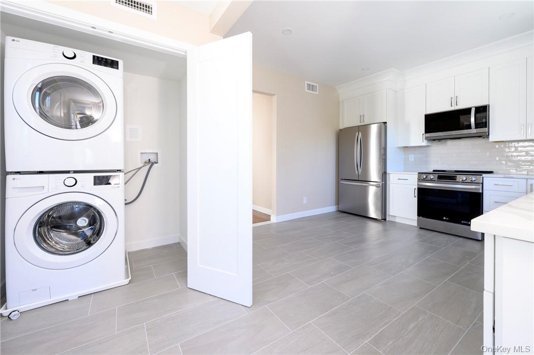 9 Todd Place, Unit 1ST FL RIGHT SIDE Ossining, NY 10562 - Photo 4 of 17 Full size private laundry.