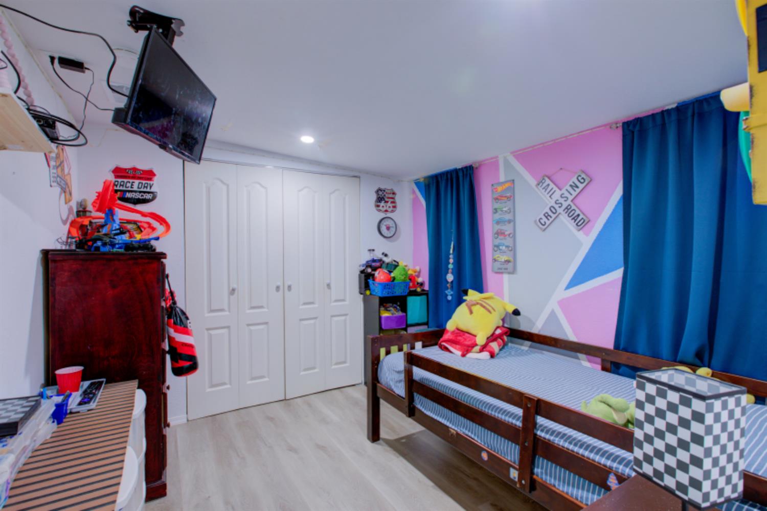 7139 Center Street Winton, CA 95388 - Photo 22 of 36 a living room with furniture and a gym equipment