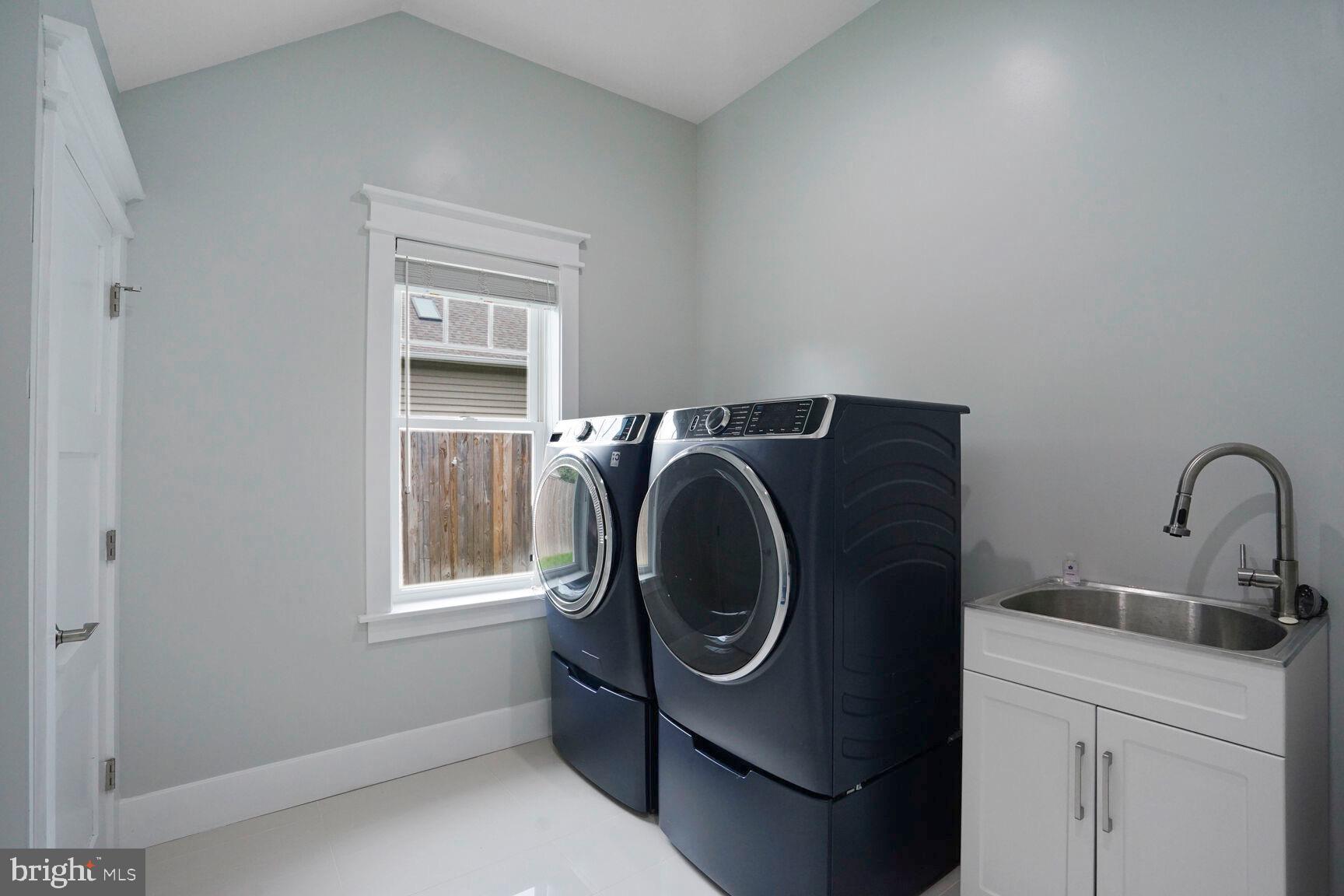 7045 Barbara Road Alexandria, VA 22315 - Photo 22 of 57 a utility room with dryer and washer