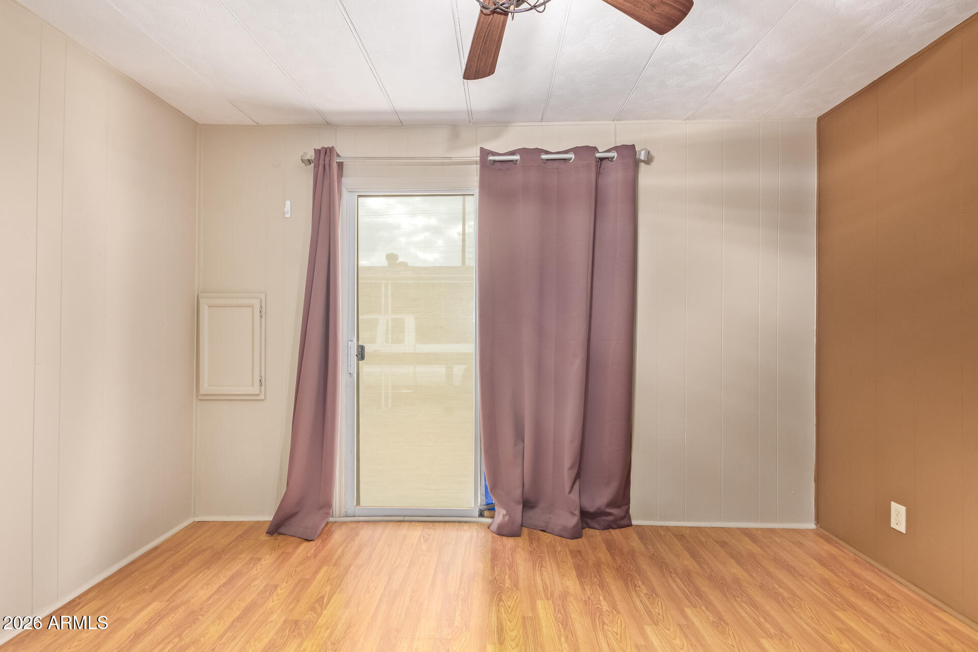 201 South Greenfield Road, Unit 291 Mesa, AZ 85206 - Photo 21 of 34 a view of a hallway with wooden floor and a bathroom