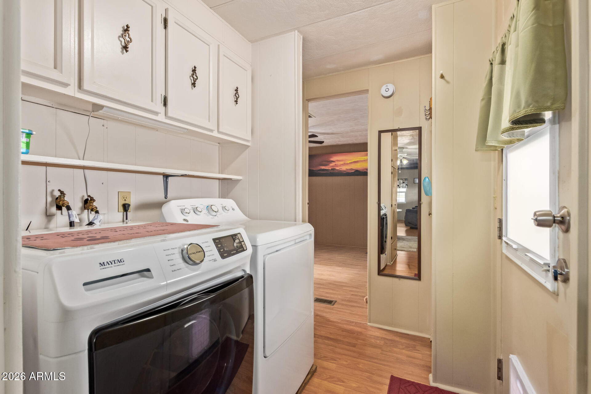 201 South Greenfield Road, Unit 291 Mesa, AZ 85206 - Photo 29 of 34 a kitchen with a stove and a refrigerator