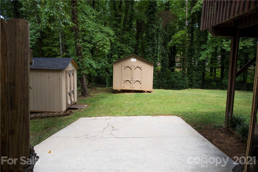 3307 Piney Grove Road Charlotte, NC 28212 - Photo 35 of 48 a view of a back yard of the house