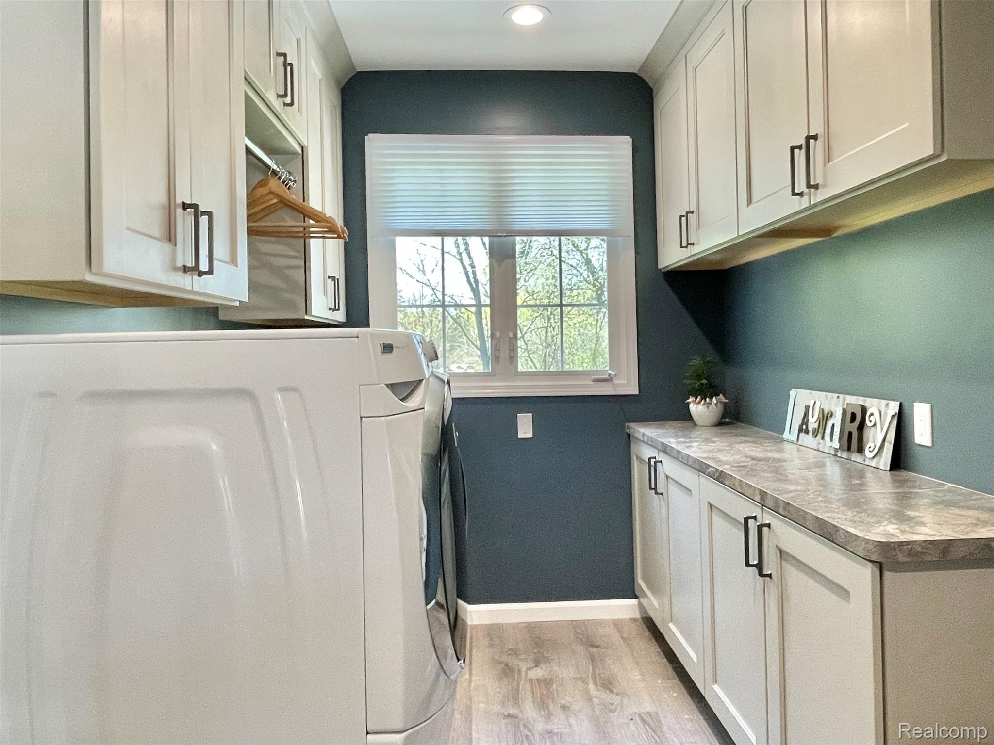 5246 Aintree Road Rochester, MI 48306 - Photo 20 of 60 Newly remodeled main floor laundry room