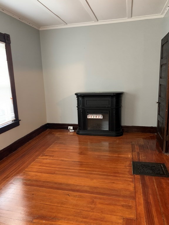 90 Fairfield Street Springfield, MA 01108 - Photo 4 of 9 a room with a fireplace