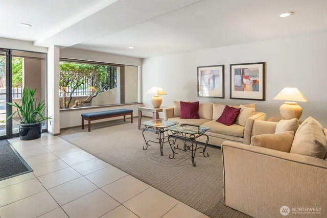 $545,000 | 701 17th Avenue, Unit 305, Seattle, WA 98122