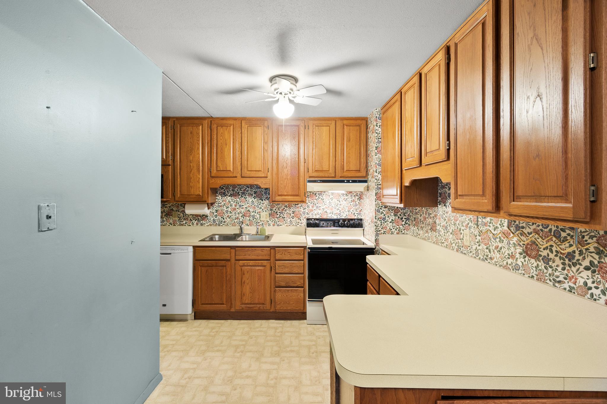 80 Welsh Tract Road, Unit G203 Newark, DE 19713 - Photo 6 of 28 The kitchen is warm and inviting.