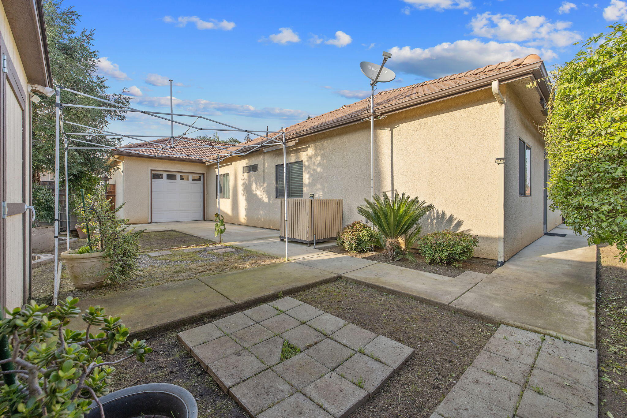 729 St Thomas Court Exeter, CA 93221 - Photo 58 of 66 a front view of a house with garden