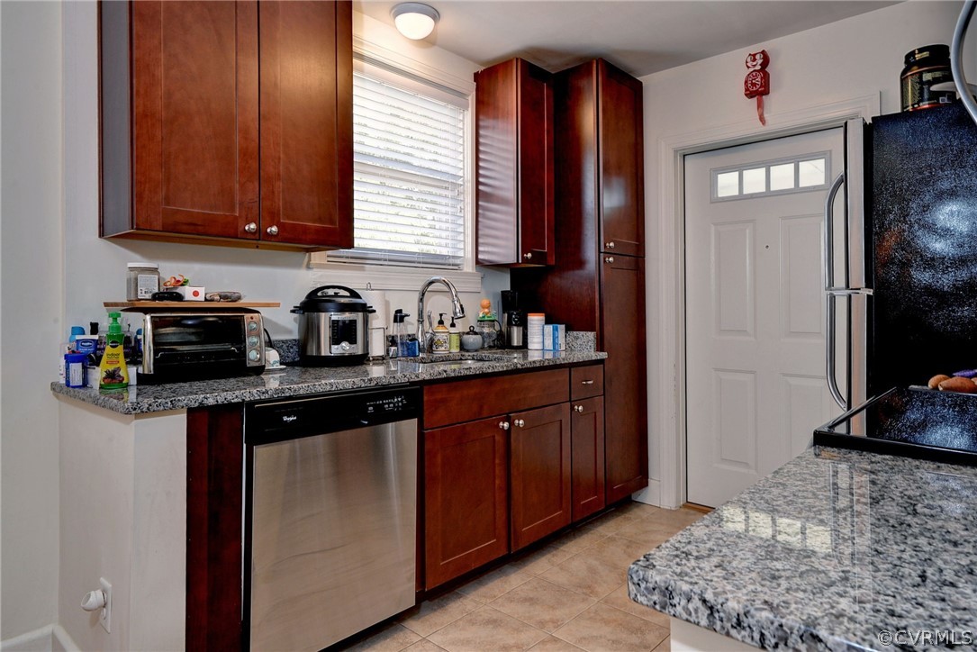 905 Lake Road Richmond, VA 23220 - Photo 35 of 50 a kitchen with stainless steel appliances granite countertop a sink stove and cabinets
