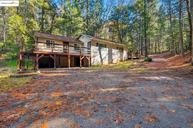 a view of livingroom with hardwood floor and windows