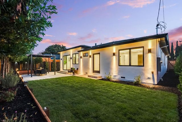 a large kitchen with kitchen island a large island in it