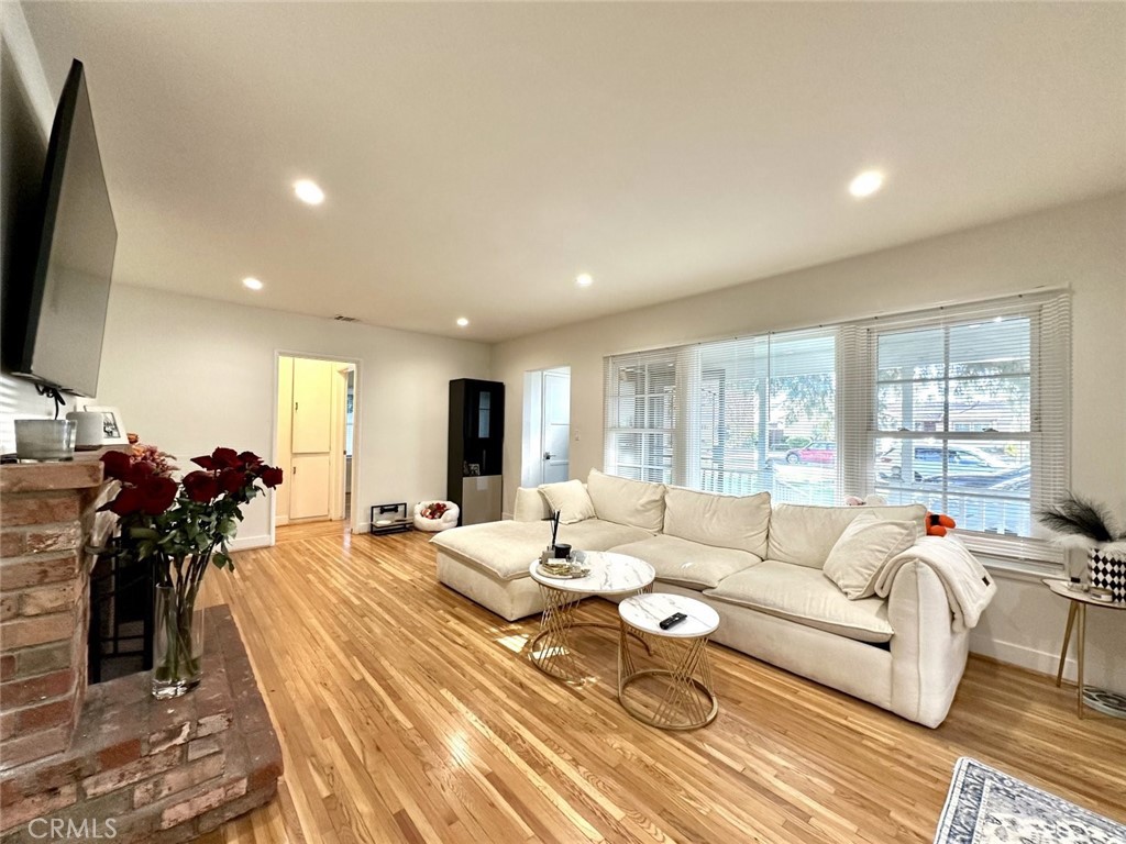 9037 Rathburn Avenue Northridge, CA 91325 - Photo 4 of 8