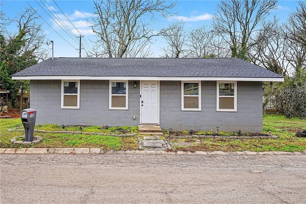 a view of a house with a yard